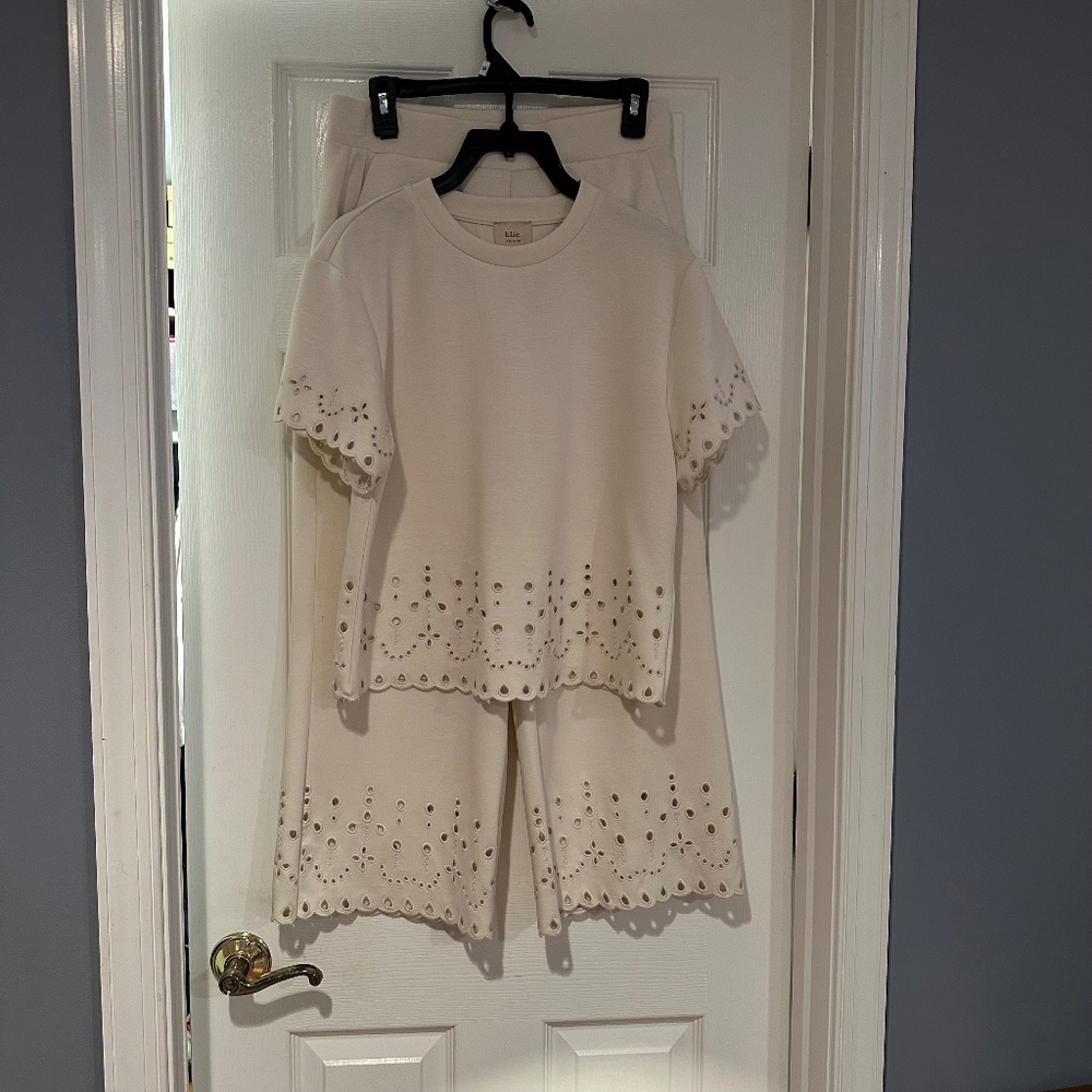 Elie. Tahari Lounge Set, Size M. Cream Color